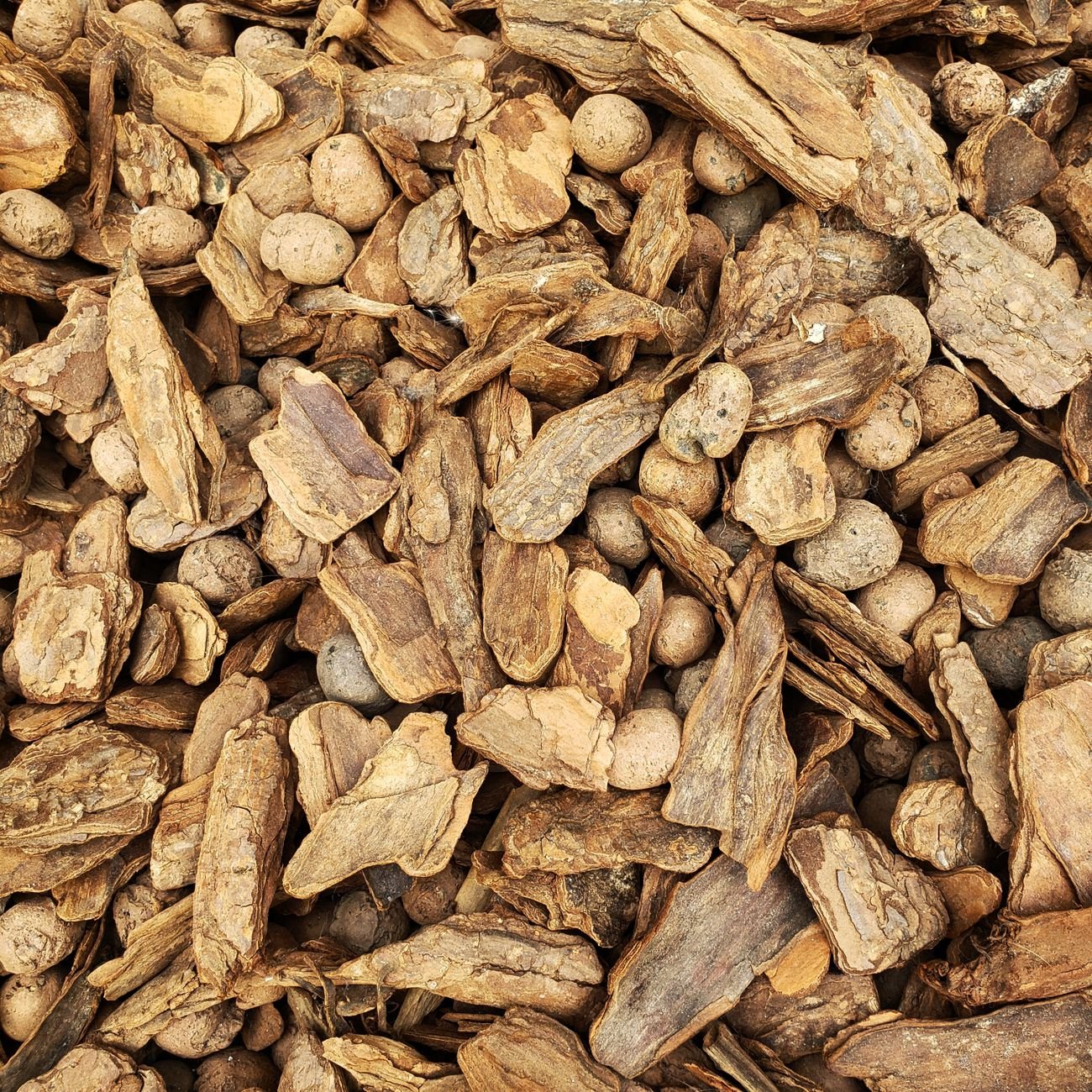 Natural wood fiber and pellets — key ingredients in PawHalo cat litter